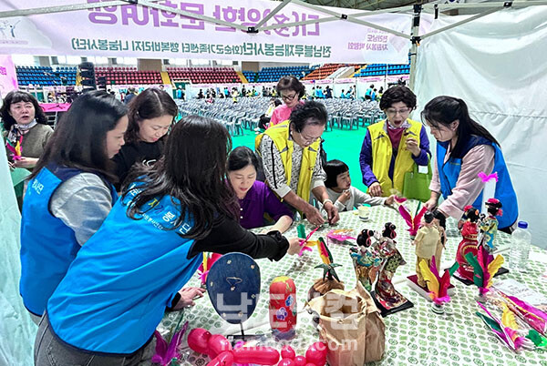 전남자원봉사센터가 지난 16일 광양실내체육관에서 ‘제4회 전라남도 자원봉사 박람회’를 개최했다. 다양한 체험부스와 다채로운 프로그램으로 1000여명이 참석하는 놀라운 기록을 남겼다. (전남자원봉사센터 제공)